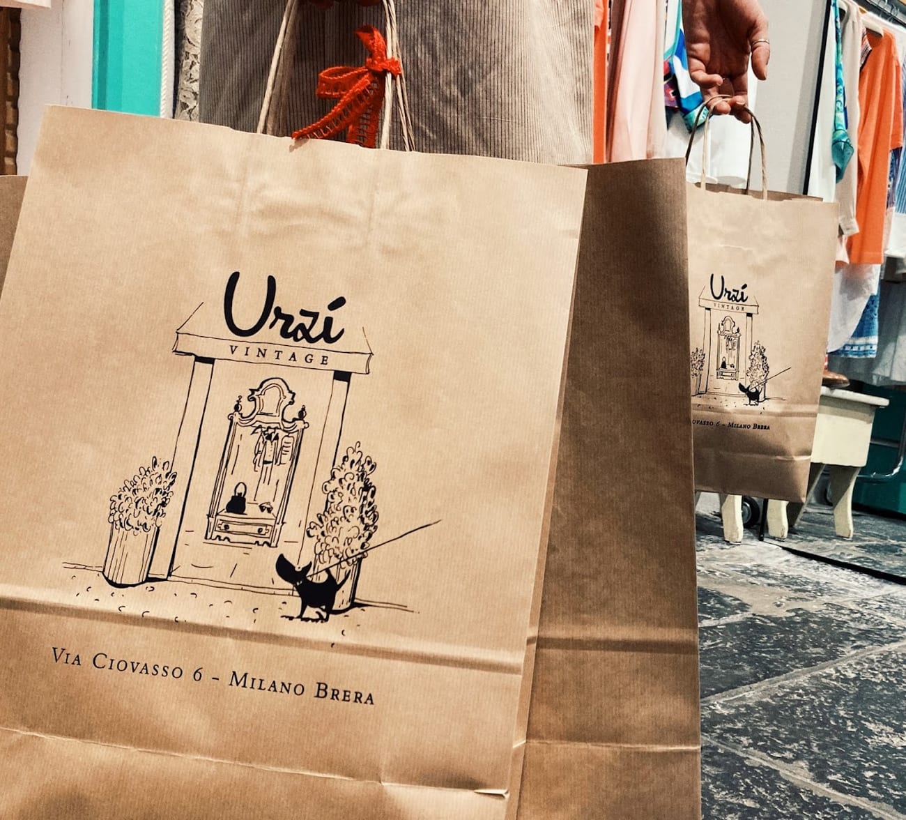 Il sacchetto di Urzì Vintage con l'illustrazione della boutique