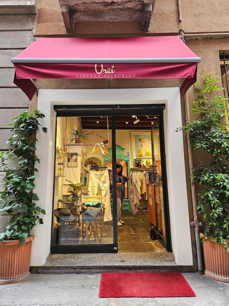La vetrina di Urzì Vintage Selection in Via del Ciovasso, Brera