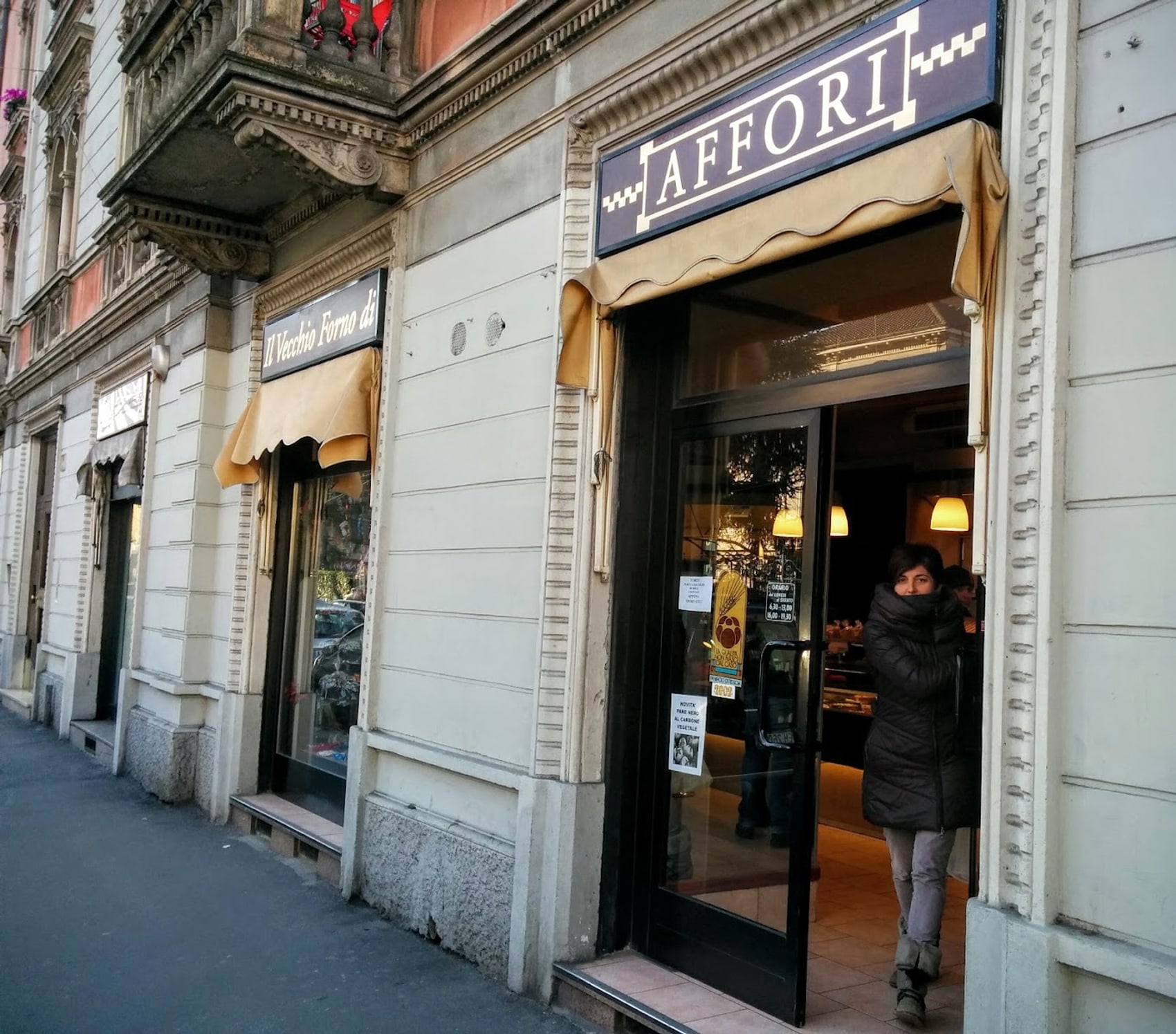 La facciata del forno in Via Astesani, con le due insegne e le tende color sabbia