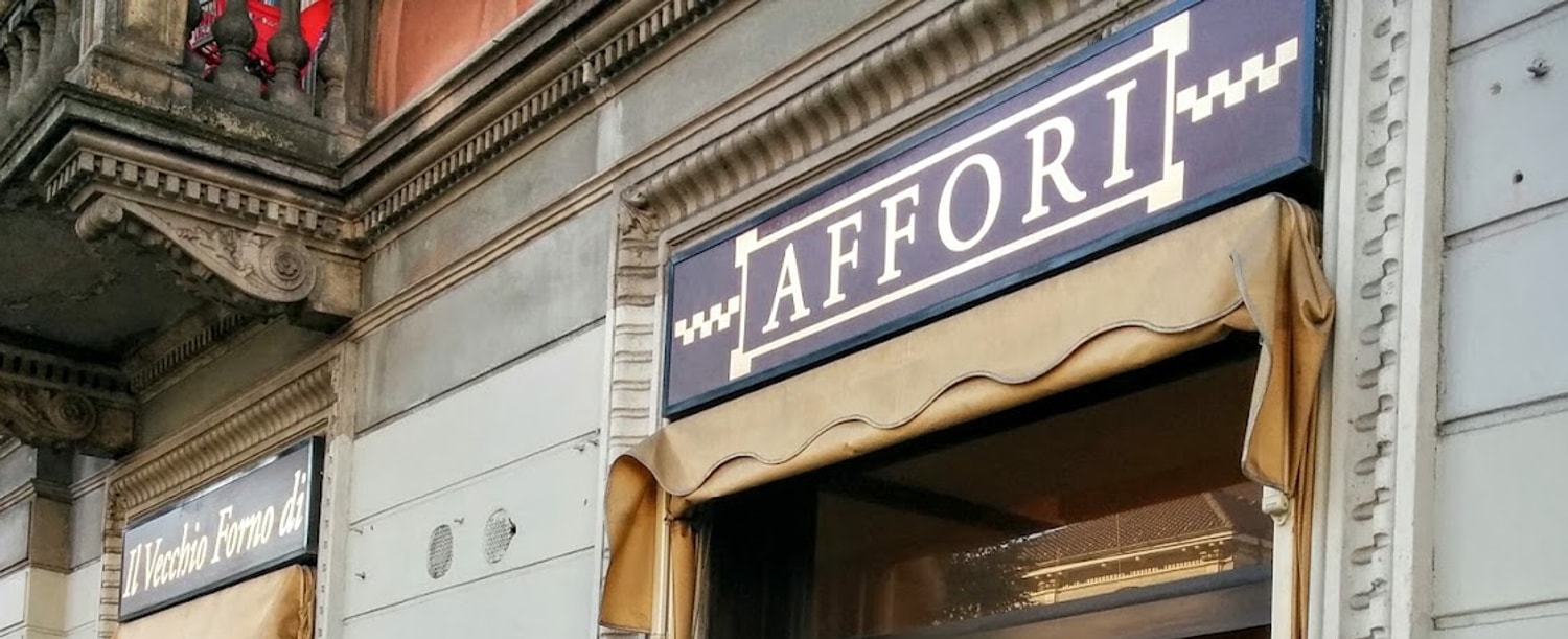 Le due insegne blu che compongono il nome: «Il Vecchio Forno di» e «Affori»