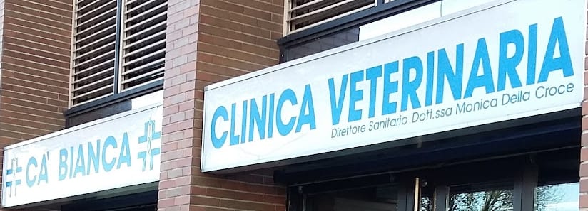 Le due insegne bianche con le lettere azzurre: Ca' Bianca e Clinica Veterinaria