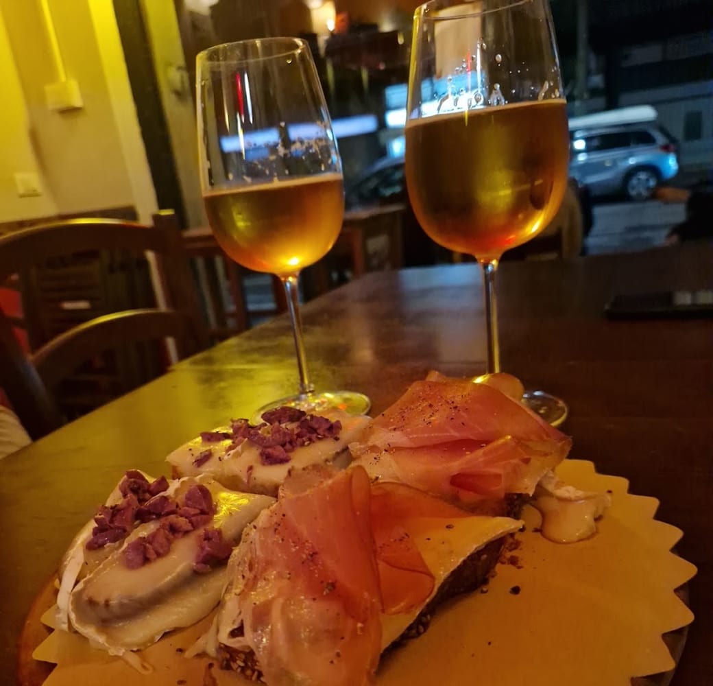 Crostini e due calici di vino bianco