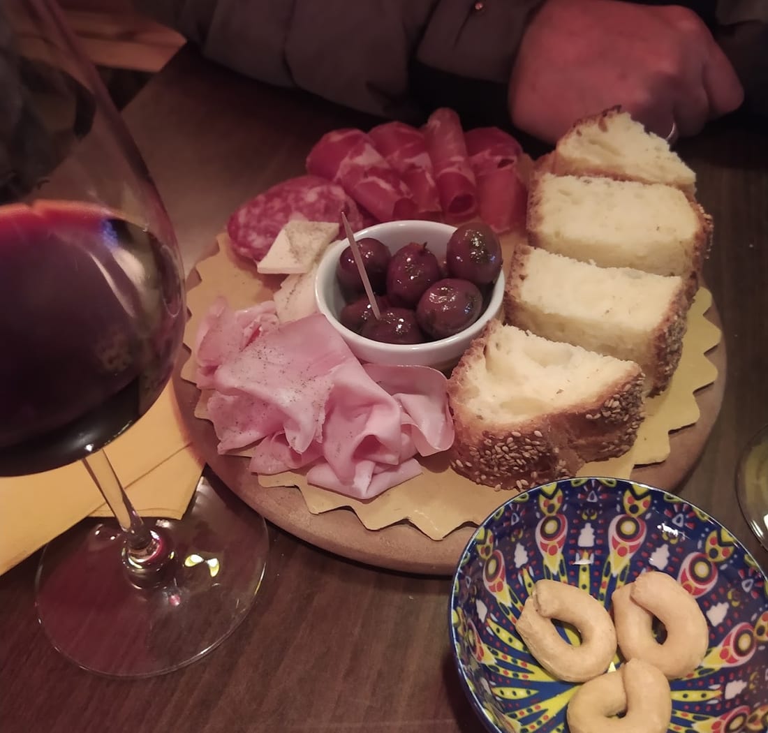 Tagliere di salumi, formaggi e taralli