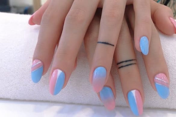 Mandorle azzurre e rosa con le sfumature e le righe