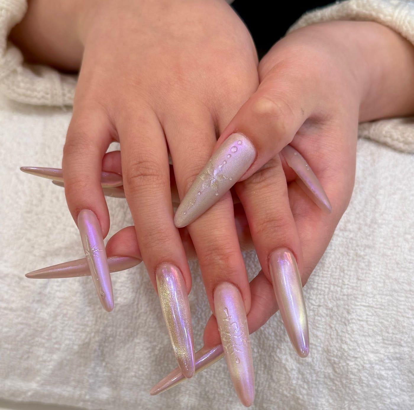 Stiletto effetto perla, rosa e lilla, con piccoli brillanti