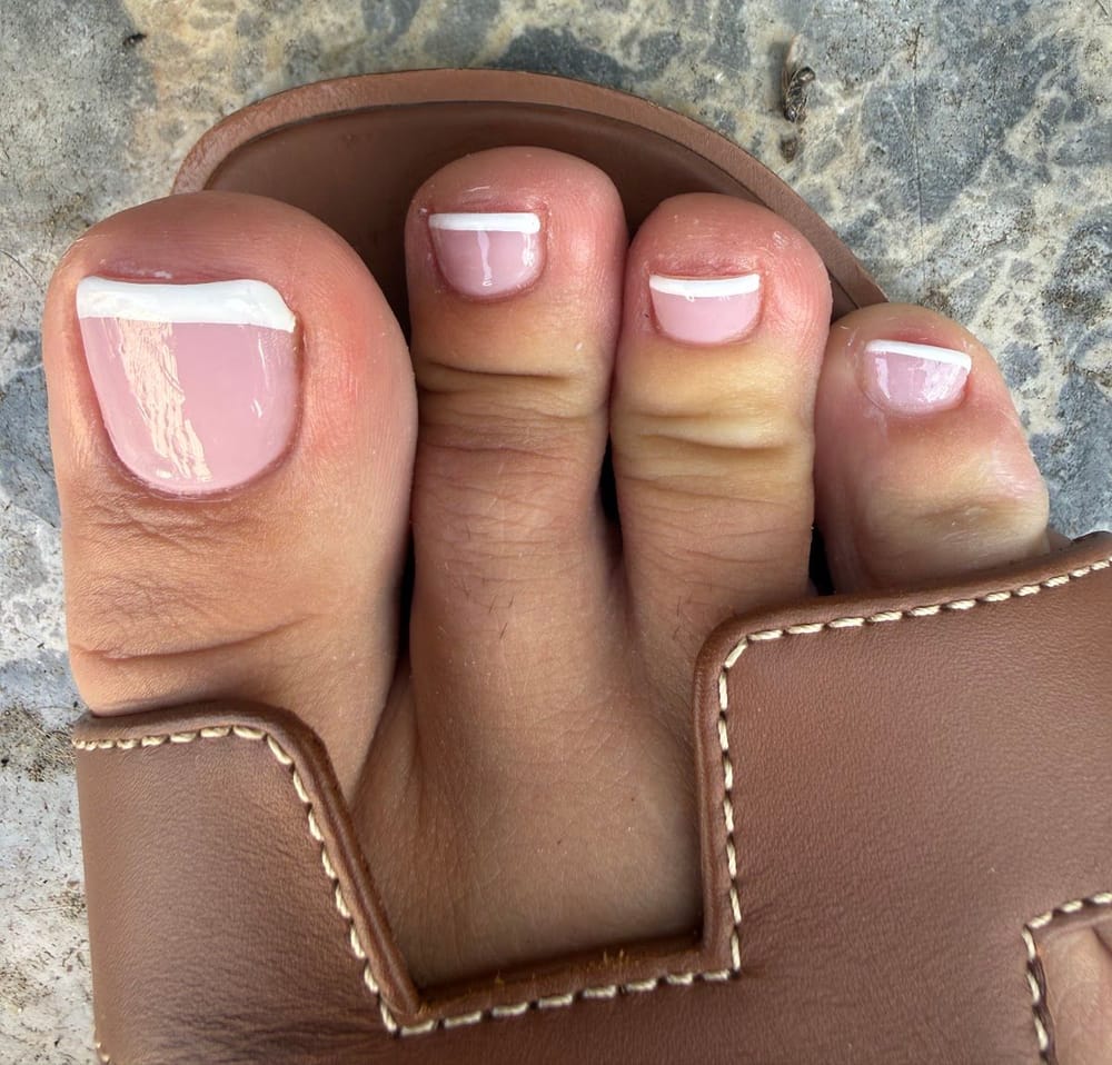 Pedicure french rosa e bianca, i piedi nei sandali