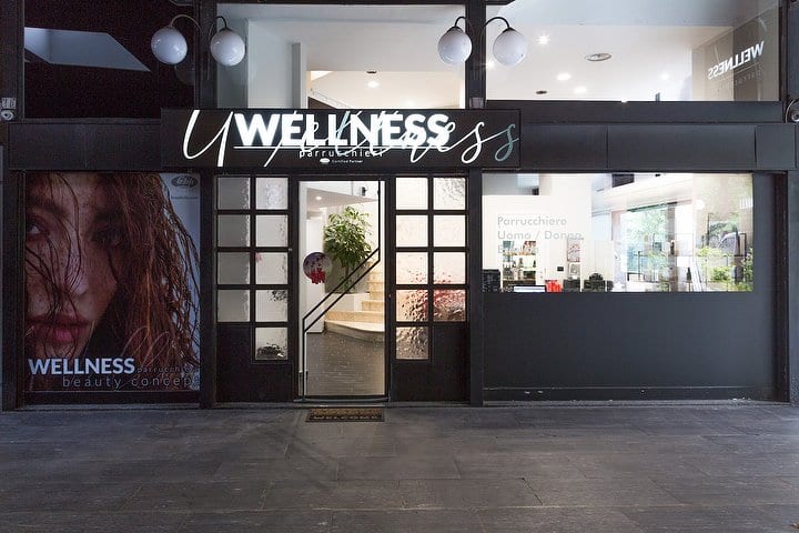 La facciata del salone Wellness Parrucchieri con l'insegna in corsivo