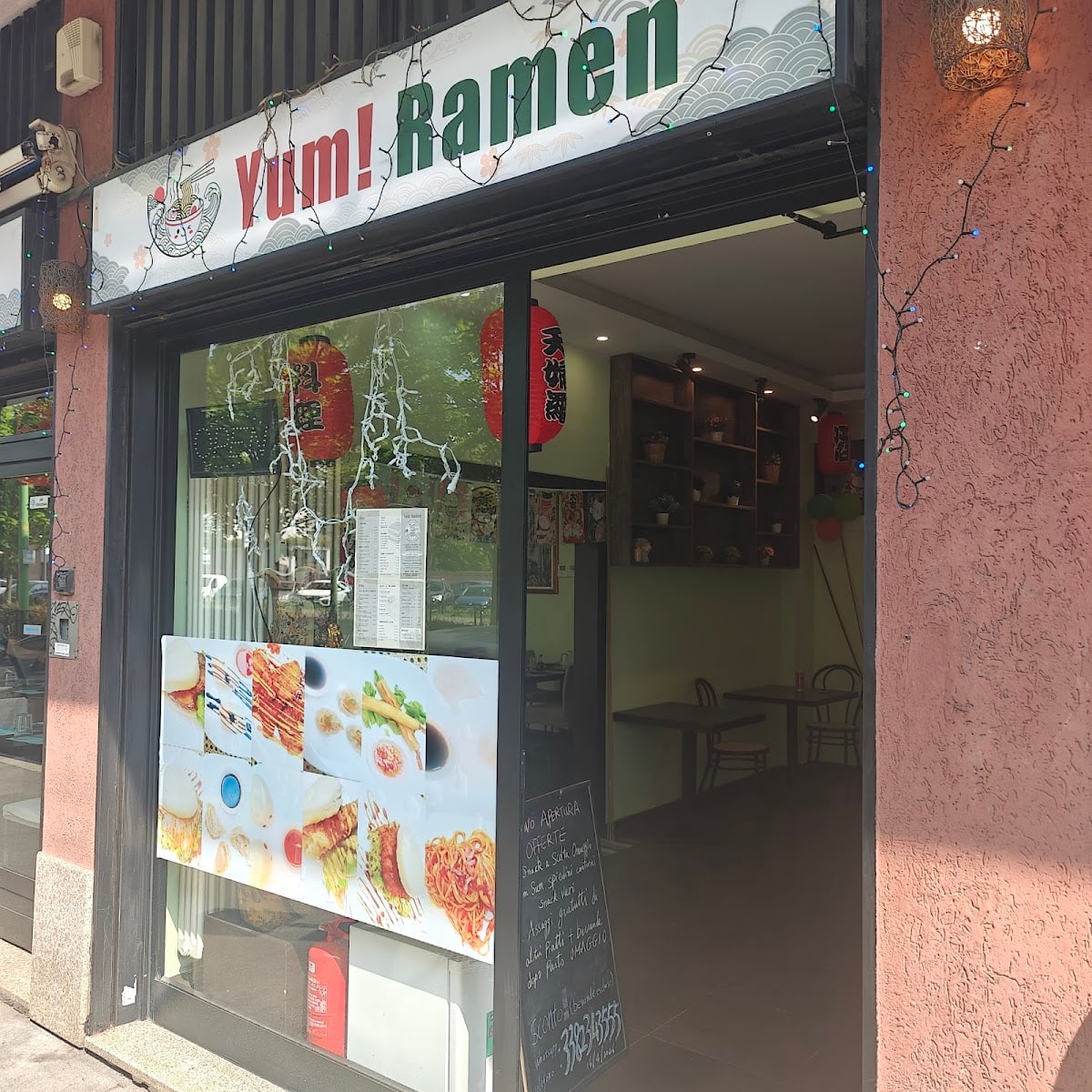 La vetrina di Yum! Ramen in via Ornato 74, con l'insegna a onde giapponesi e le lanterne rosse